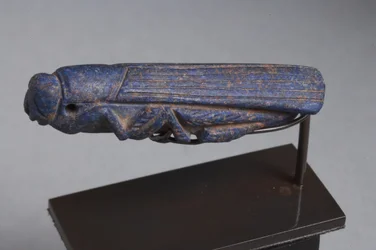 Amuleto del Cercano Oriente de un saltamontes (lapislázuli)
